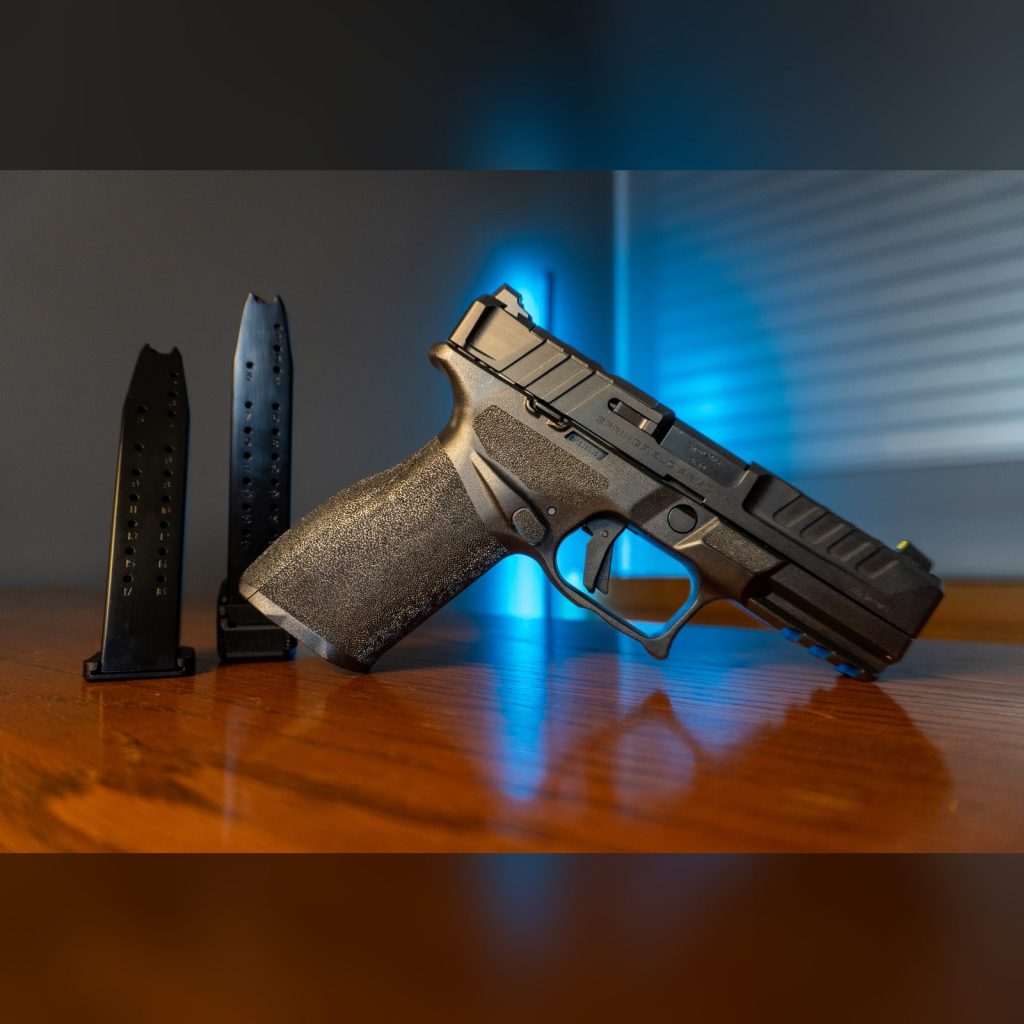 Springfield Armory Echelon 4.0FC 9mm pistol in black, right side, with green tritium front sight and its 17-round and 20-round magazines